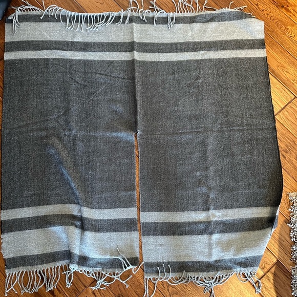 Women's Scarf/Shawl, Color: Grey - Picture 4 of 4